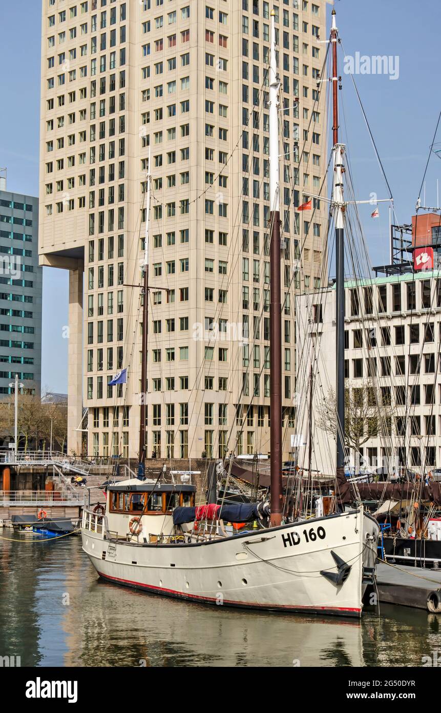 Rotterdam, Niederlande, 1. April 2021: Historisches Schiff im Museumshafen neben dem Schifffahrtsmuseum, umgeben von moderner Architektur Stockfoto
