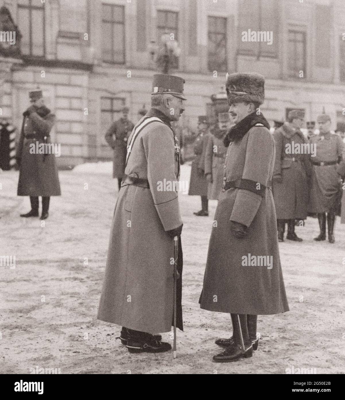 Der deutsche Kaiser Wilhelm II. Im Gespräch mit Karl I. von Österreich (Kaiser Karl I.). 1917 Stockfoto