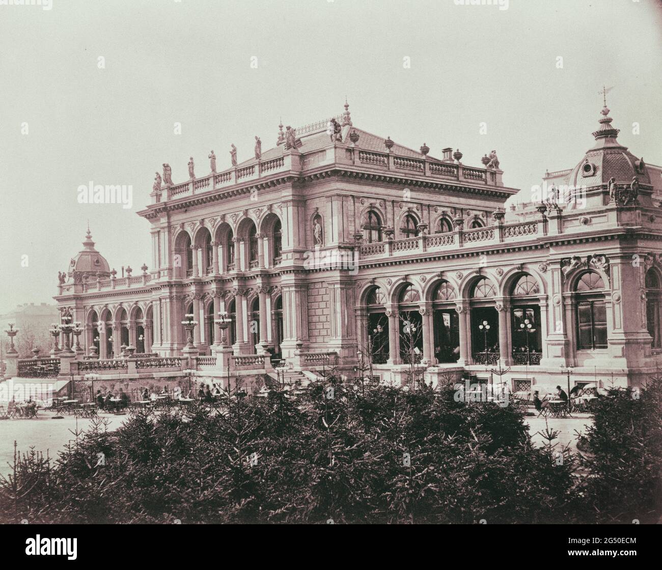 Vintage-Foto von Wien. Der Stadtpark. 1900er Blick auf den Kursalon, ein Gebäude mit mehreren Restaurants am Rande des Stadtparks. Stockfoto