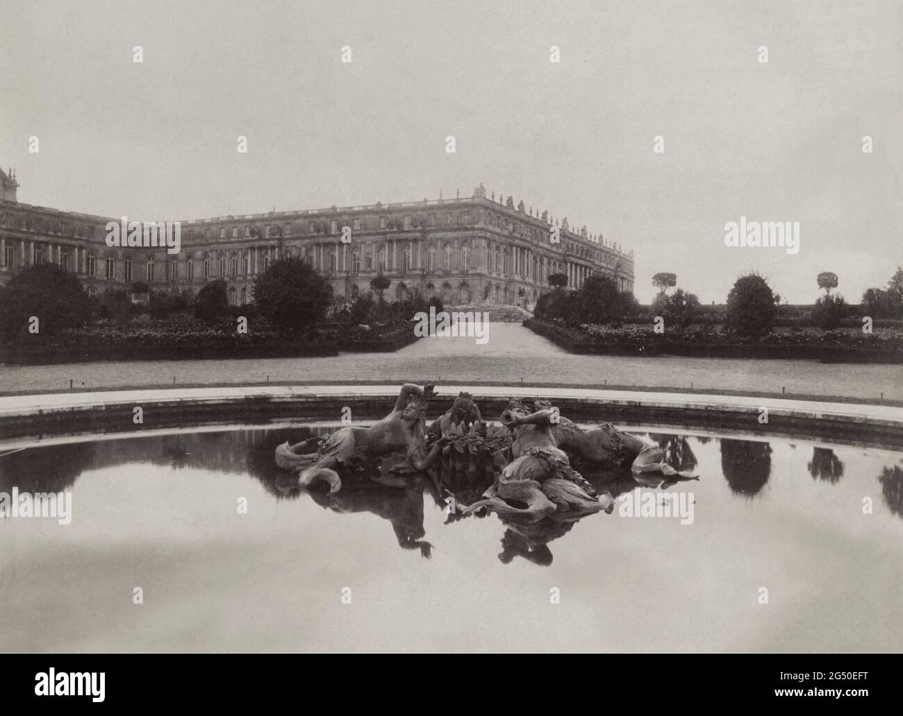 Vintage-Foto des Versailles des 19. Jahrhunderts: Das Schloss von Versailles, Blick vom nördlichen Parterre. Frankreich. Von Eugene Atget (1857-1927). Stockfoto