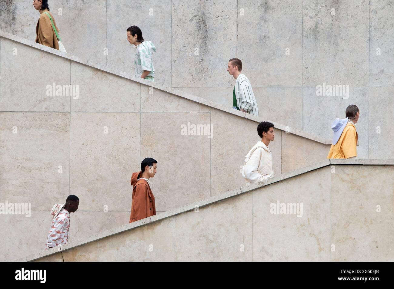 Paris, Frankreich. Juni 2021. Models laufen während der JOEONE von Louis-Gabriel Nouchi Menswear Spring Summer 2022 im Rahmen der Paris Fashion Week am 24. Juni 2021 in Paris, Frankreich, auf die Piste. Foto von Aurore Marechal/ABACAPRESS.COM Quelle: Abaca Press/Alamy Live News Stockfoto
