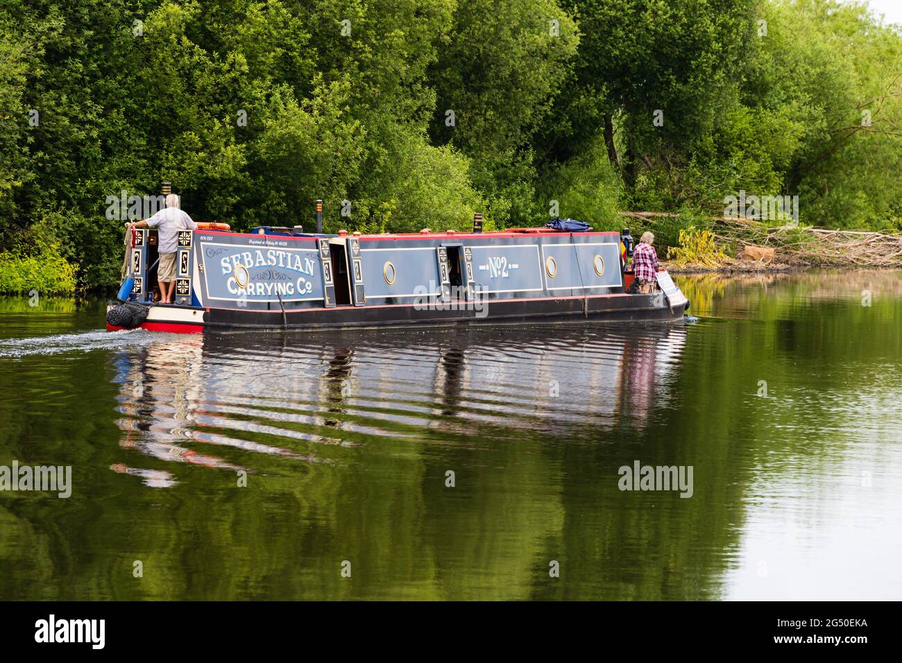 Ein Kanalkahn, der als Sebastian Carrying Co gekennzeichnet ist, fährt entlang des Flusses Trent in Farndon, in der Nähe von Newark, Nottinghamshire, England. Stockfoto