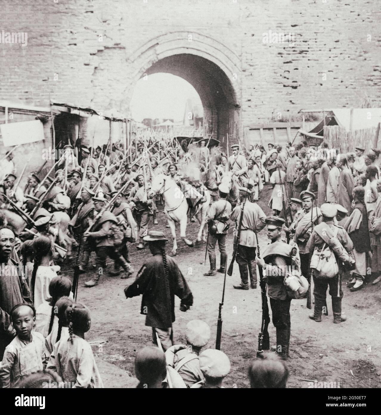 Soldaten des russischen Reiches, die durch die Tore von Mukden, Mandschurei. 1905. Russisch-Japanischer Krieg Stockfoto