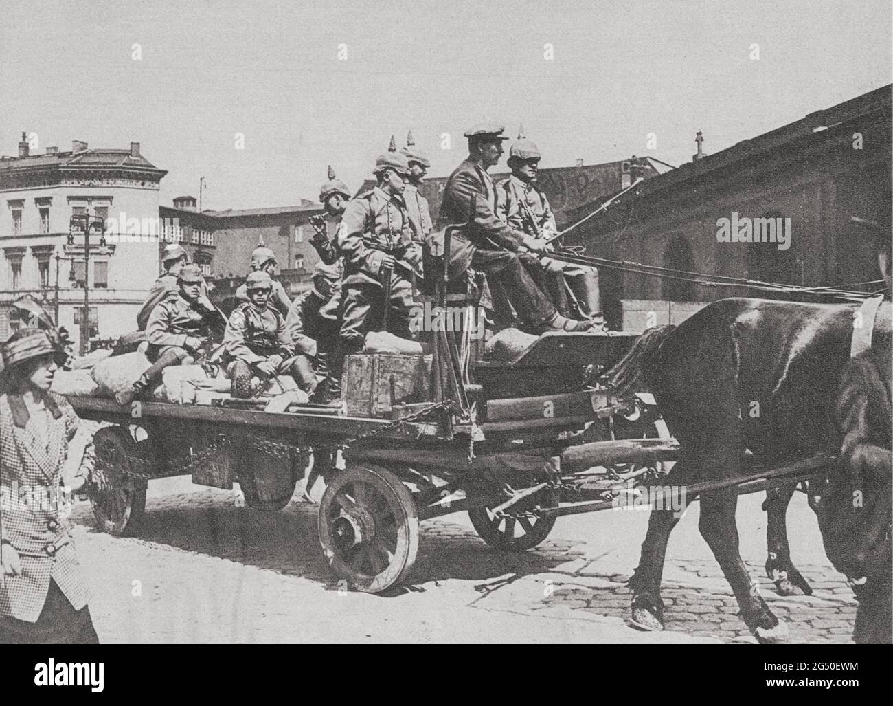 Vintage-Foto von deutschen Soldaten auf einem 'mobilen Wagen' zu Beginn des Ersten Weltkriegs. 1914 Stockfoto