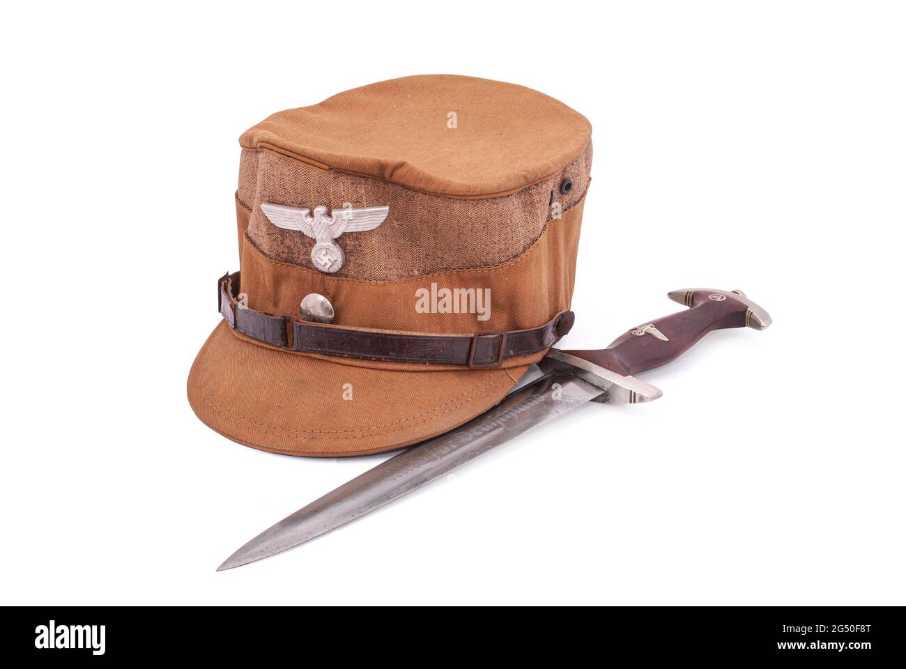 Nazi-Mütze und Dolch auf weißem Hintergrund. Deutschland, 1930er Jahre Stockfoto