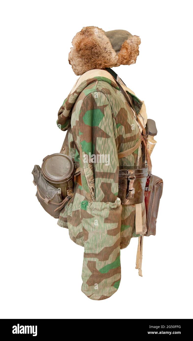 Zeitraum des Zweiten Weltkriegs. Alte deutsche Wehrmachtsuniform mit doppelseitigem Winterparka Wehrmacht Splinter-A, Pelzhut, Militärfernglas und Tablet. Entfällt Stockfoto
