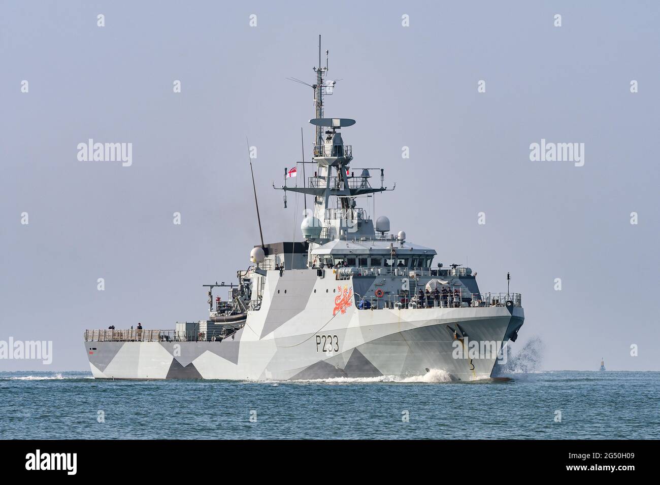 Das Offshore-Patrouillenschiff HMS Tamar (P233) der Royal Navy River-Klasse in ihrer disruptiven Blendfarbe - Juni 2021 Stockfoto