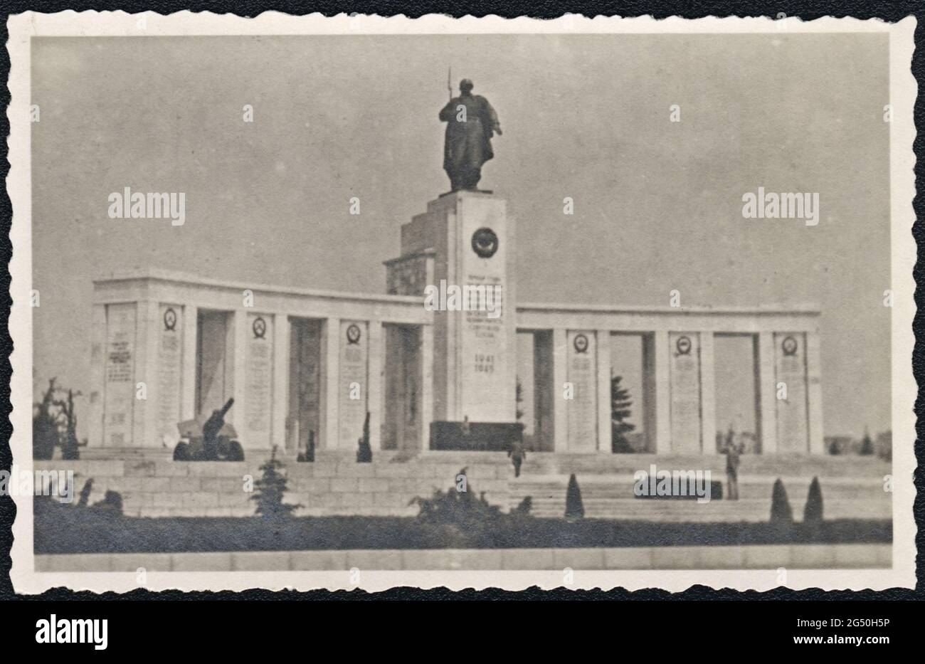Altes Foto des sowjetischen Kriegsdenkmals (Tiergarten) in Berlin, 1941-1945 Stockfoto