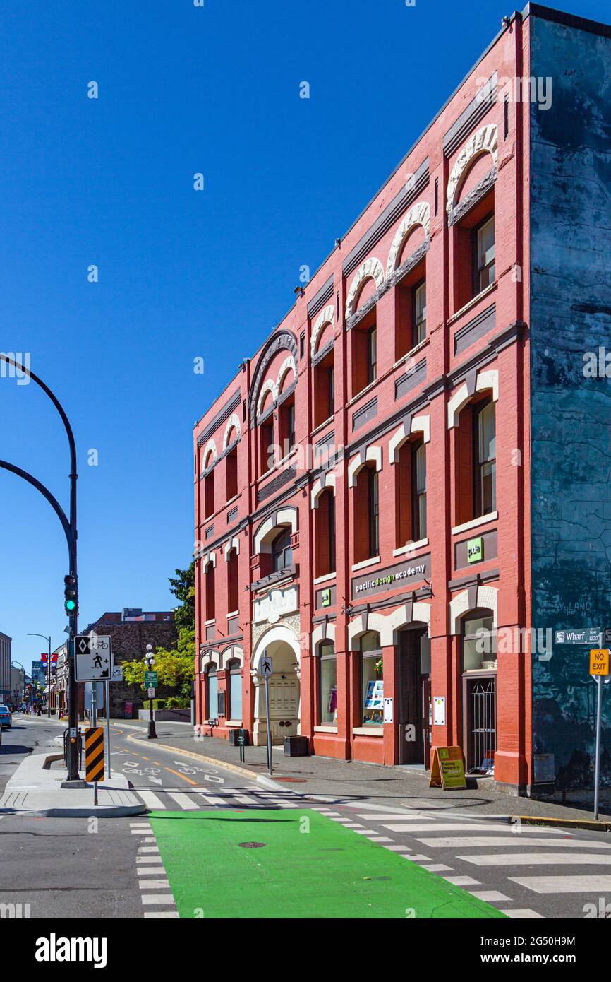 Historisches rotes Backsteingebäude an der Wharf Street in Victoria, British Columbia, Kanada Stockfoto