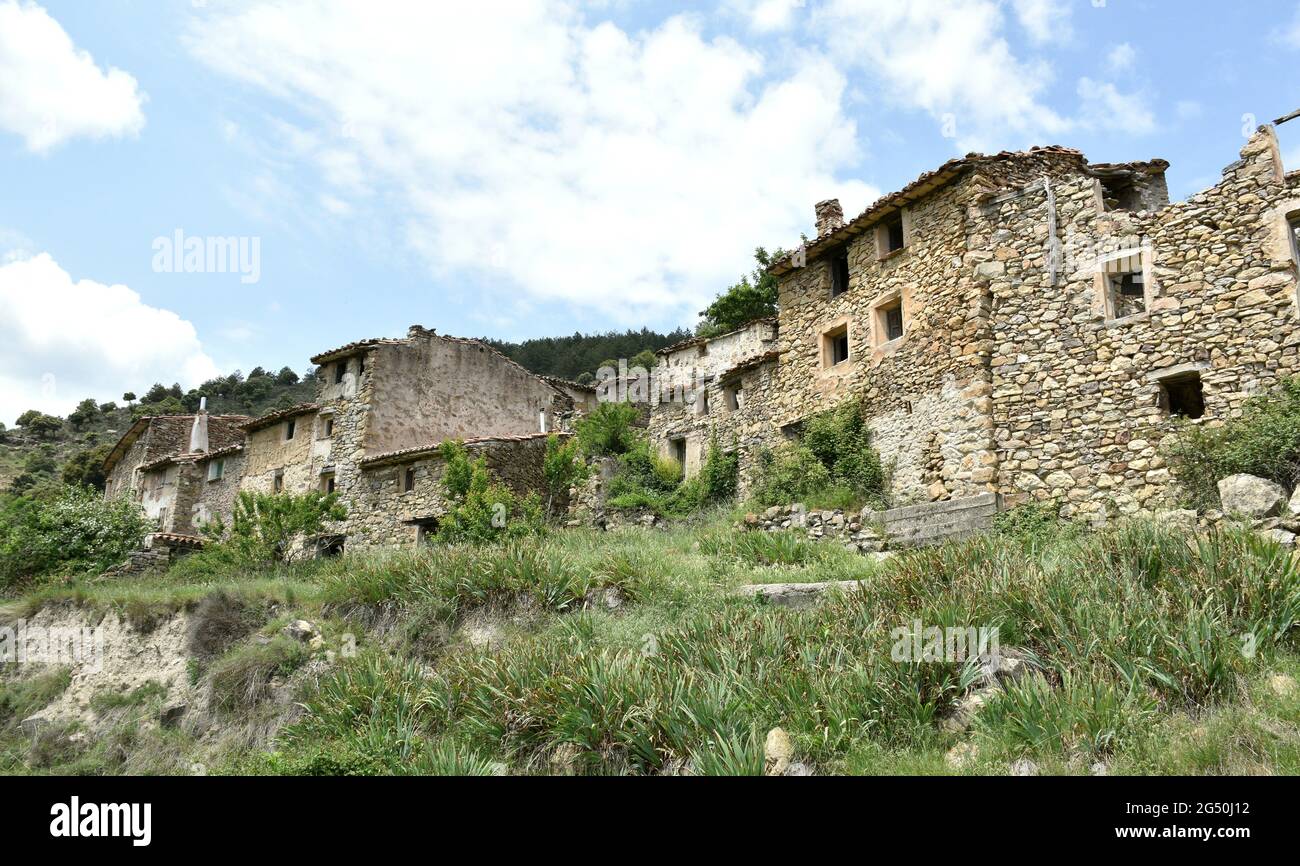 Blick auf den Eingang zum Dorf Armejún, Provinz Soria, Spanien. Häuser mit Trockenmauern im traditionellen Stil gebaut. Stockfoto