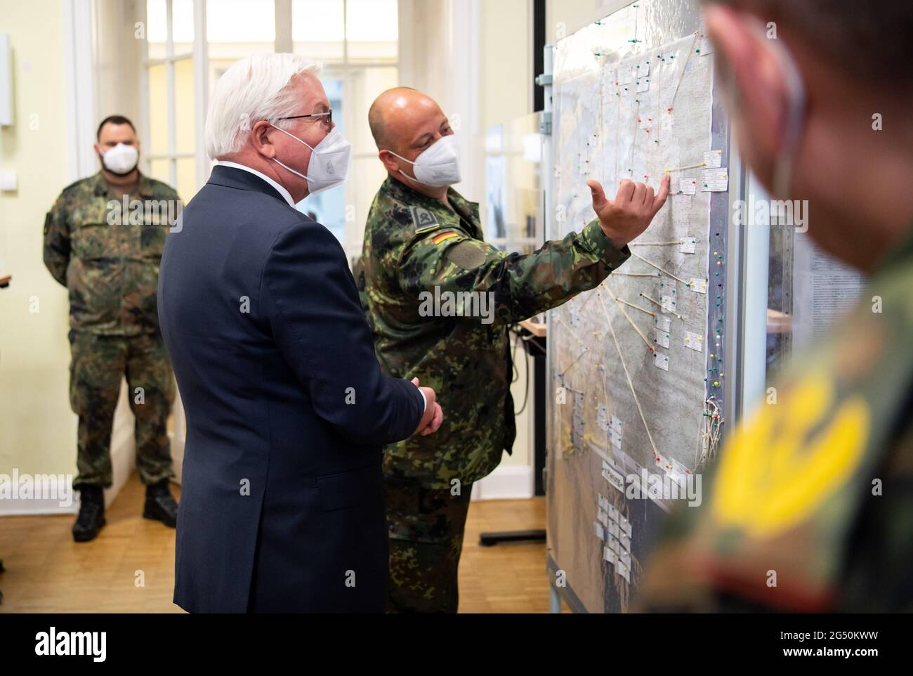 Berlin, Deutschland. Juni 2021. Bundespräsident Frank-Walter Steinmeier besucht das Territorialaufgaben-Kommando der Bundeswehr in Berlin und wird über die zahlreichen Hilfseinsätze informiert. Während der Corona-Pandemie unterstützten bis zu 15,000 Soldaten gleichzeitig zivile Behörden und Einrichtungen wie Gesundheitsämter, Pflegeheime und Altenheime sowie Test- und Impfzentren. Das Kommando über die Hilfseinsätze liegt beim Territorialaufgaben-Kommando der Bundeswehr in Berlin. Quelle: Bernd von Jutrczenka/dpa/Alamy Live News Stockfoto