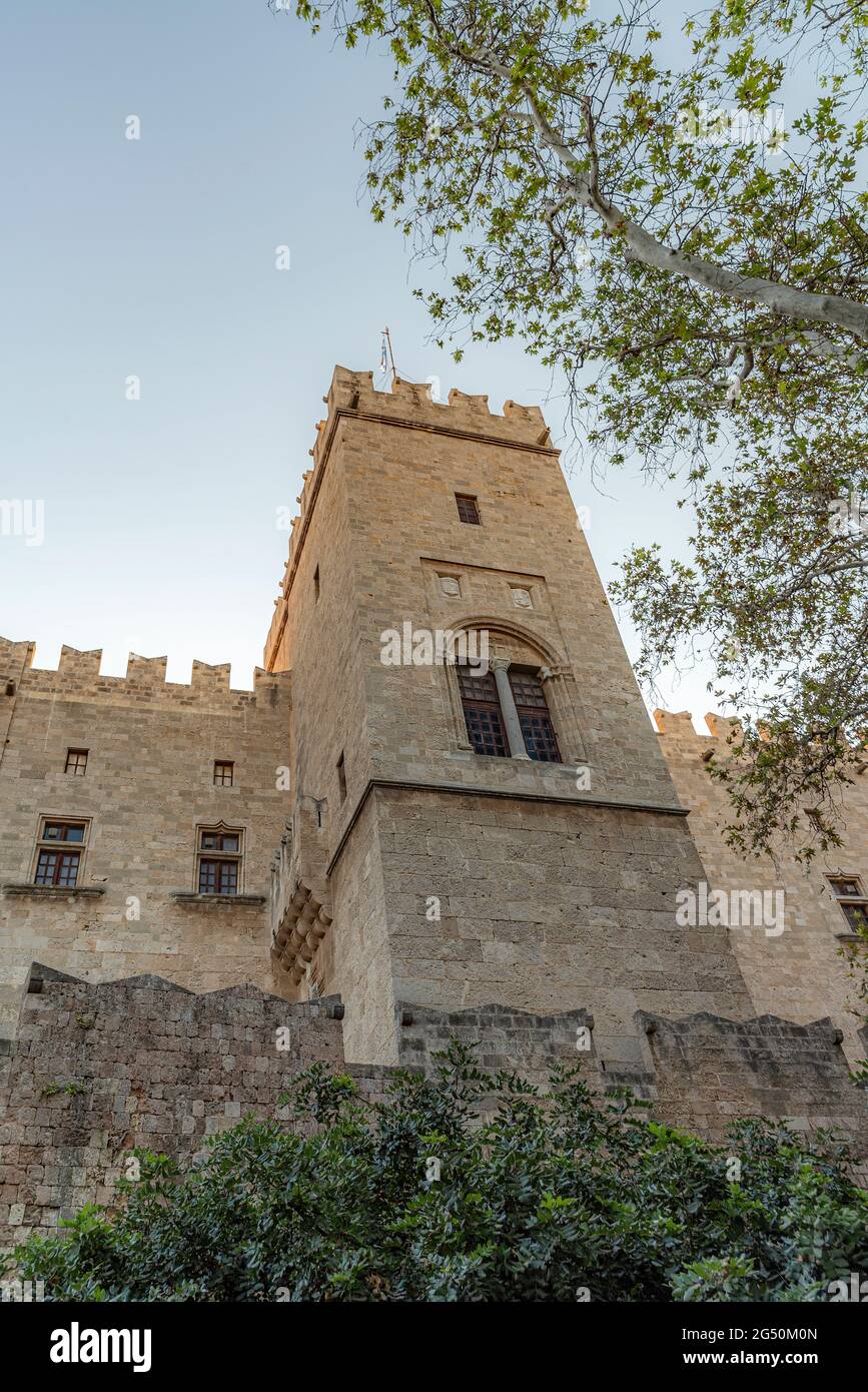 Der Palast der großen Meister dominiert die Skyline der ummauerten Altstadt auf Rhodos. Stockfoto