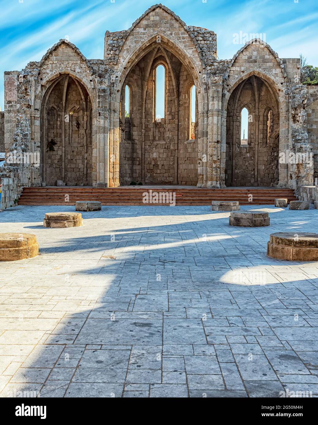 Die Ruinen der alten gotischen Kirche liegen innerhalb der alten Stadtmauern von Rhodos Stadt. Stockfoto