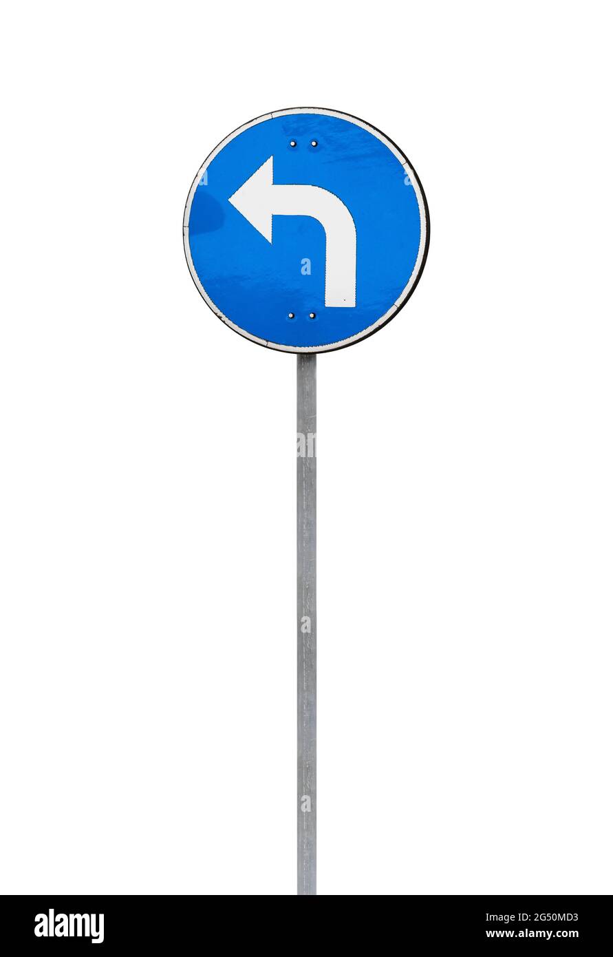 Biegen Sie links ab, Standard-europäisches Straßenschild auf vertikalem Metallmast isoliert auf weißem Hintergrund Stockfoto