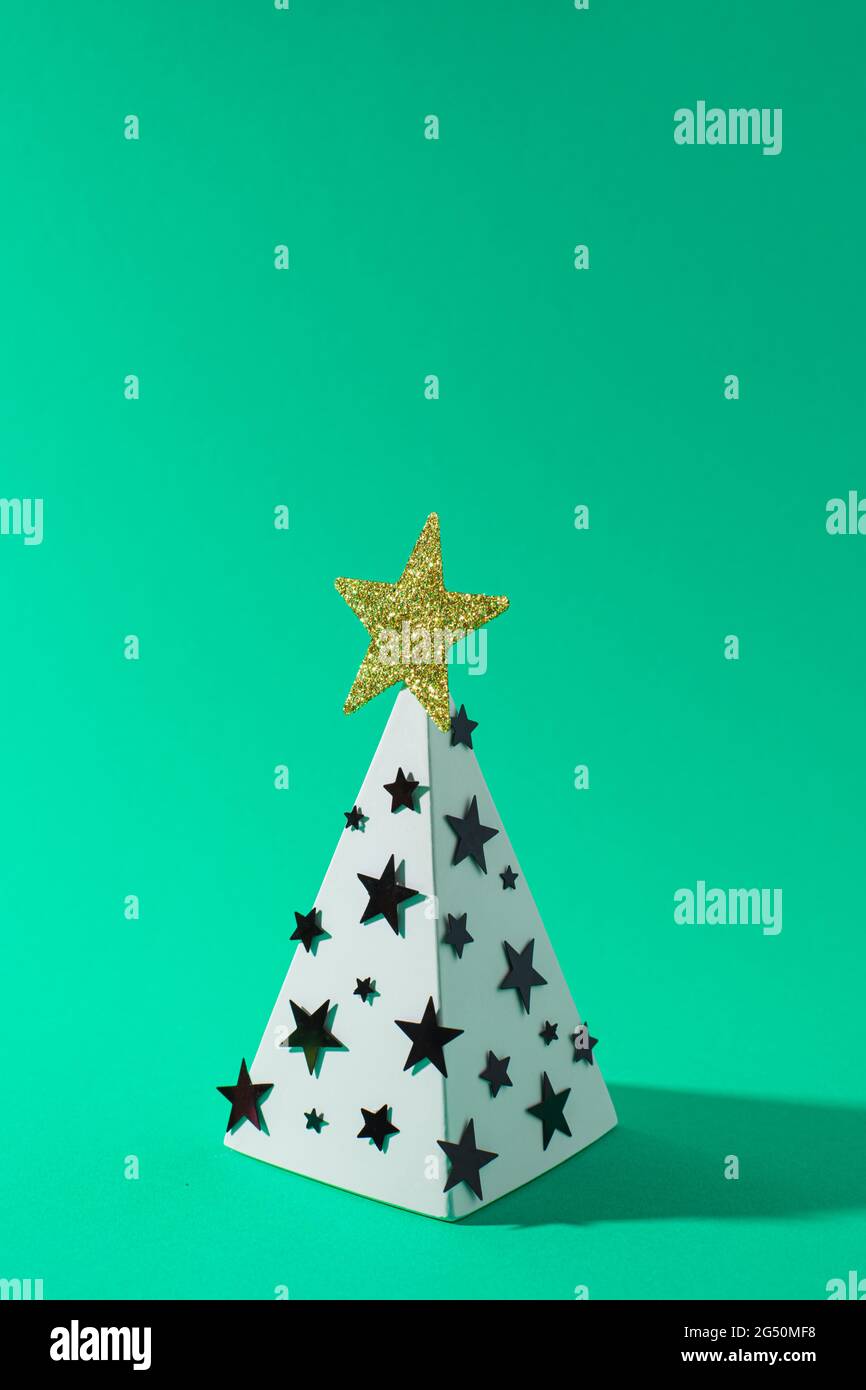 Stilvoller Weihnachtsbaum aus Papier, der mit Sternen verziert ist Stockfoto