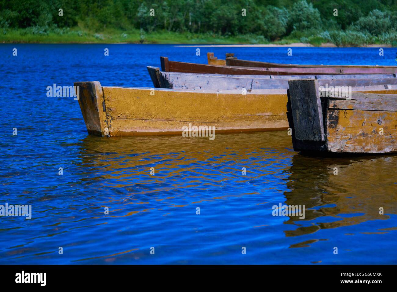 Traditionelles Angeln mit flachen Holzbooten am Flussufer, ländliche Landschaft Stockfoto