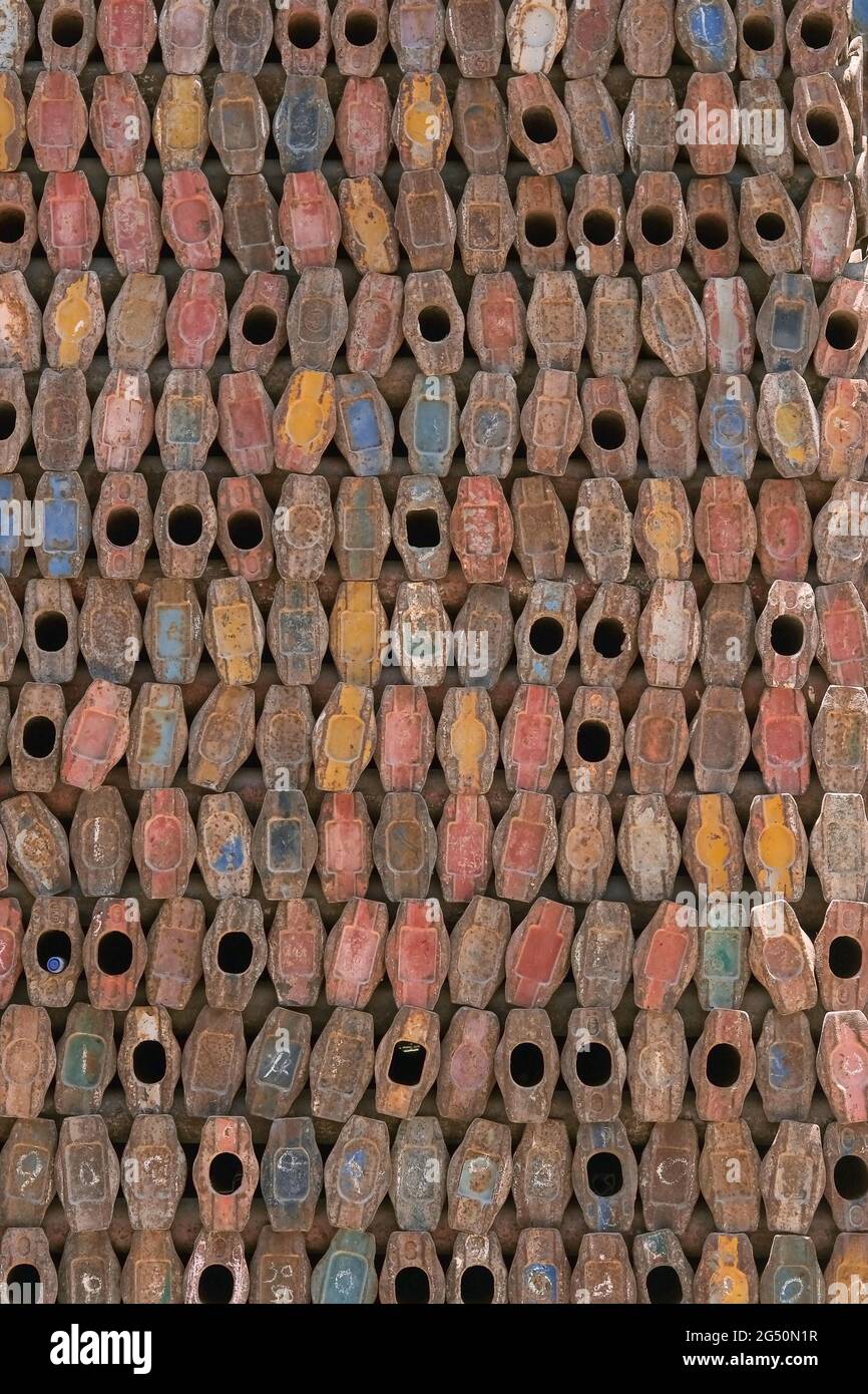 Wiederverwendung Veralteter Metallarbeiten. Stapel veralteter Metallträger zur Wiederverwendung für die Bauindustrie. Altmetalllager zum Recycling. Stockfoto