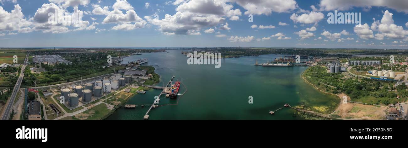 Panorama der Fährüberfahrt, Werft und Seehafen in Tschernomorsk., Ukraine. Aufnahmen von Luftdrohnen, Tageslicht. Stockfoto