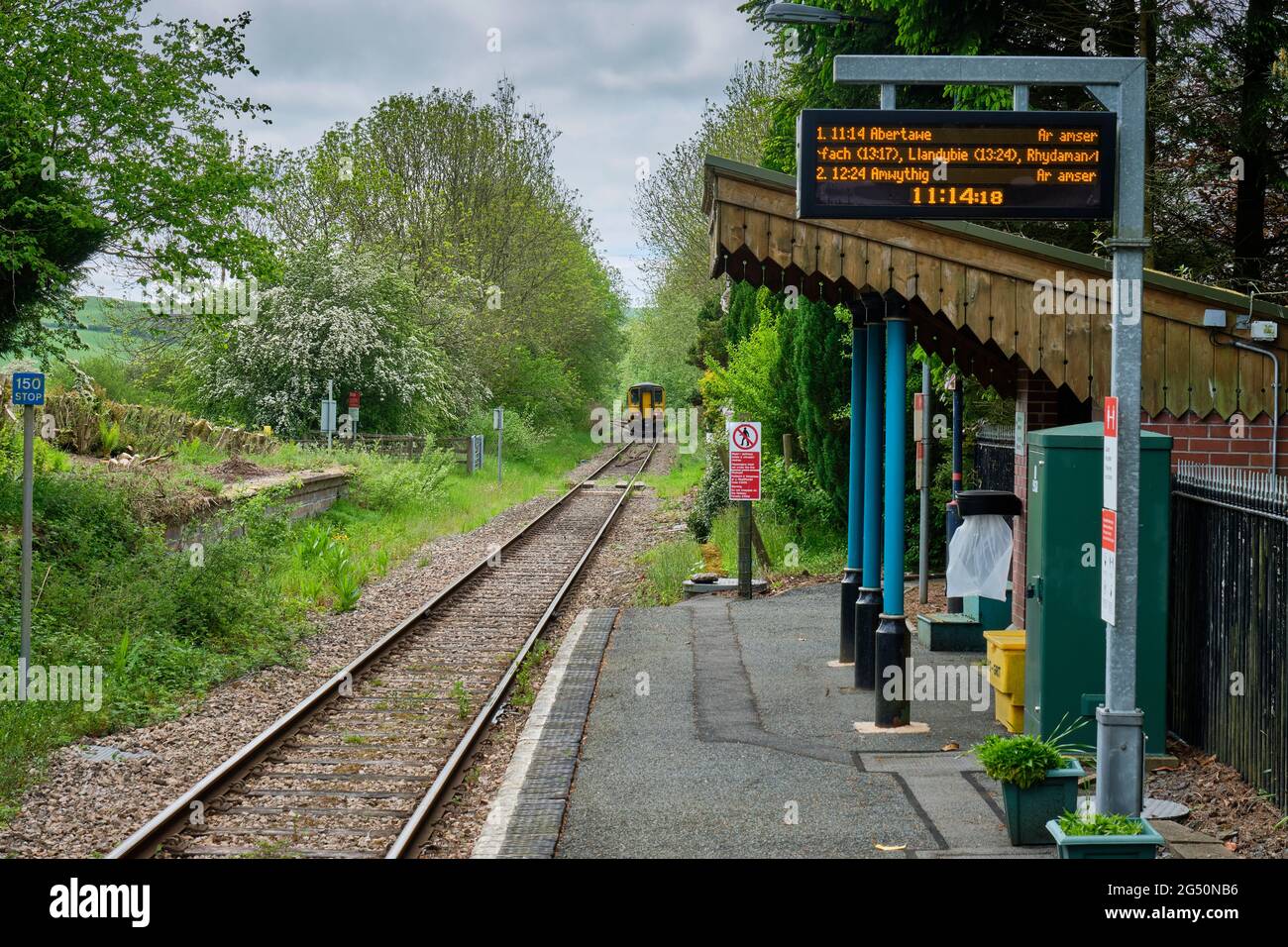 Zug ab Llangynllo Station auf der Heart of Wales Line, Llangynllo, Powys, Wales. Stockfoto