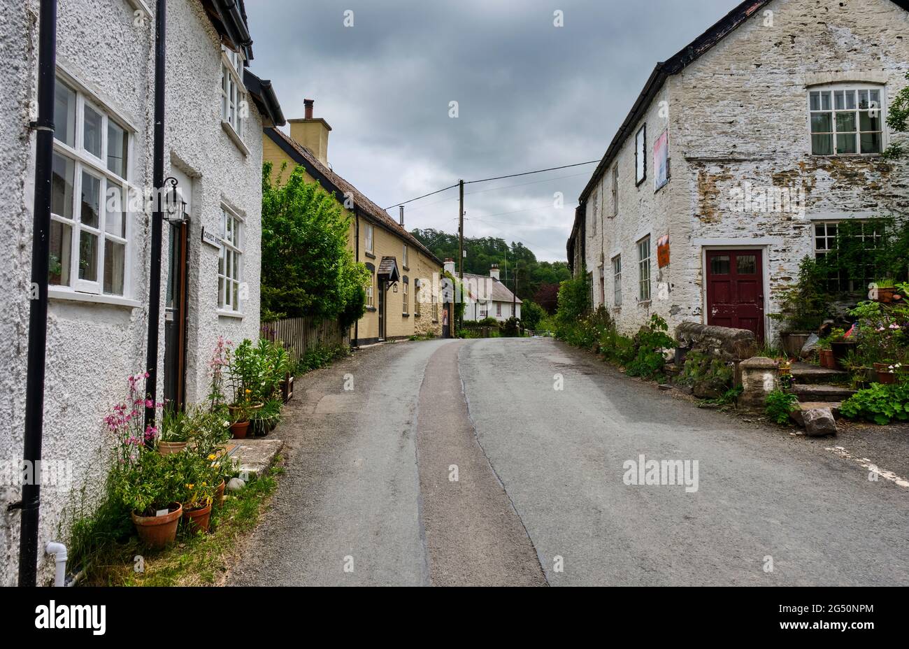 Hauptstraße durch Llangynllo, Powys, Wales. Stockfoto
