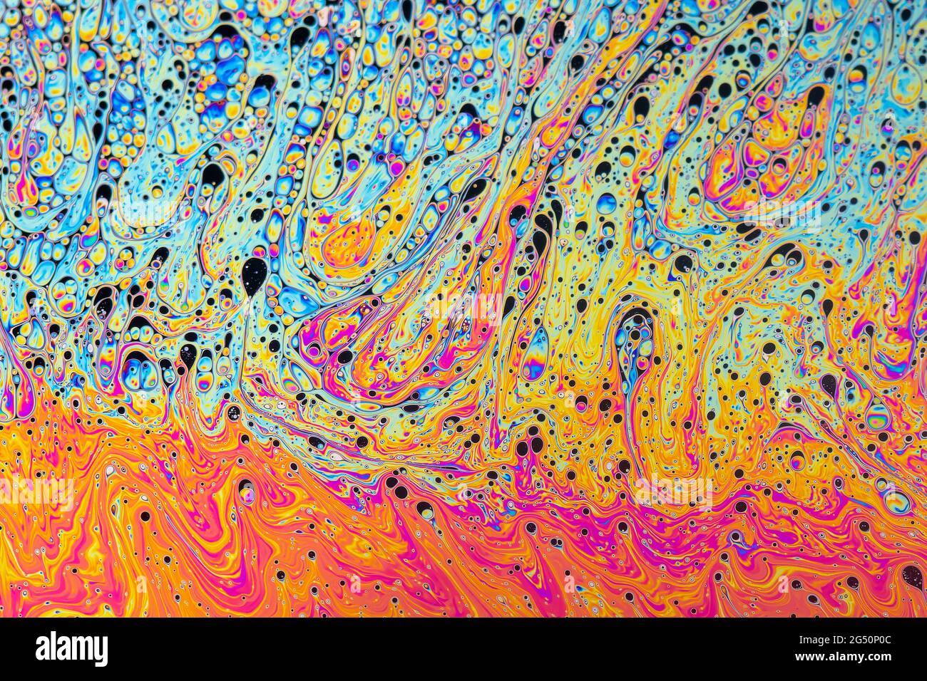 Flüssige Seifenblase psychedelisch farbenfrohe abstrakte Kunst. Surreale Muster mit Regenbögen und Farbwellen in Bewegung. Stockfoto