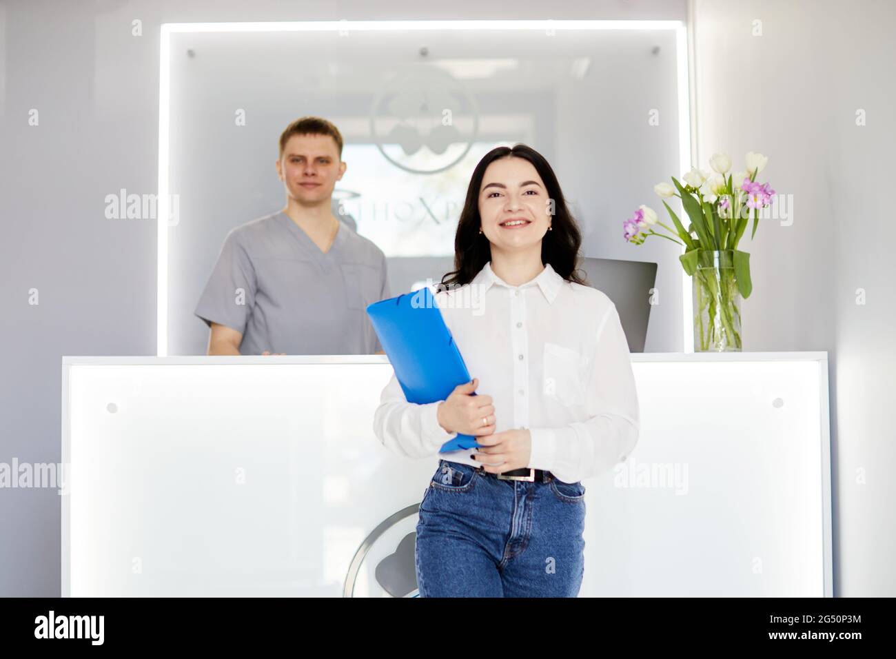 Arzt Zahnarzt und Patient während der ärztlichen Konsultation in der Arztpraxis. Horizontale Ansicht des glücklichen Patienten in der Arztpraxis Stockfoto