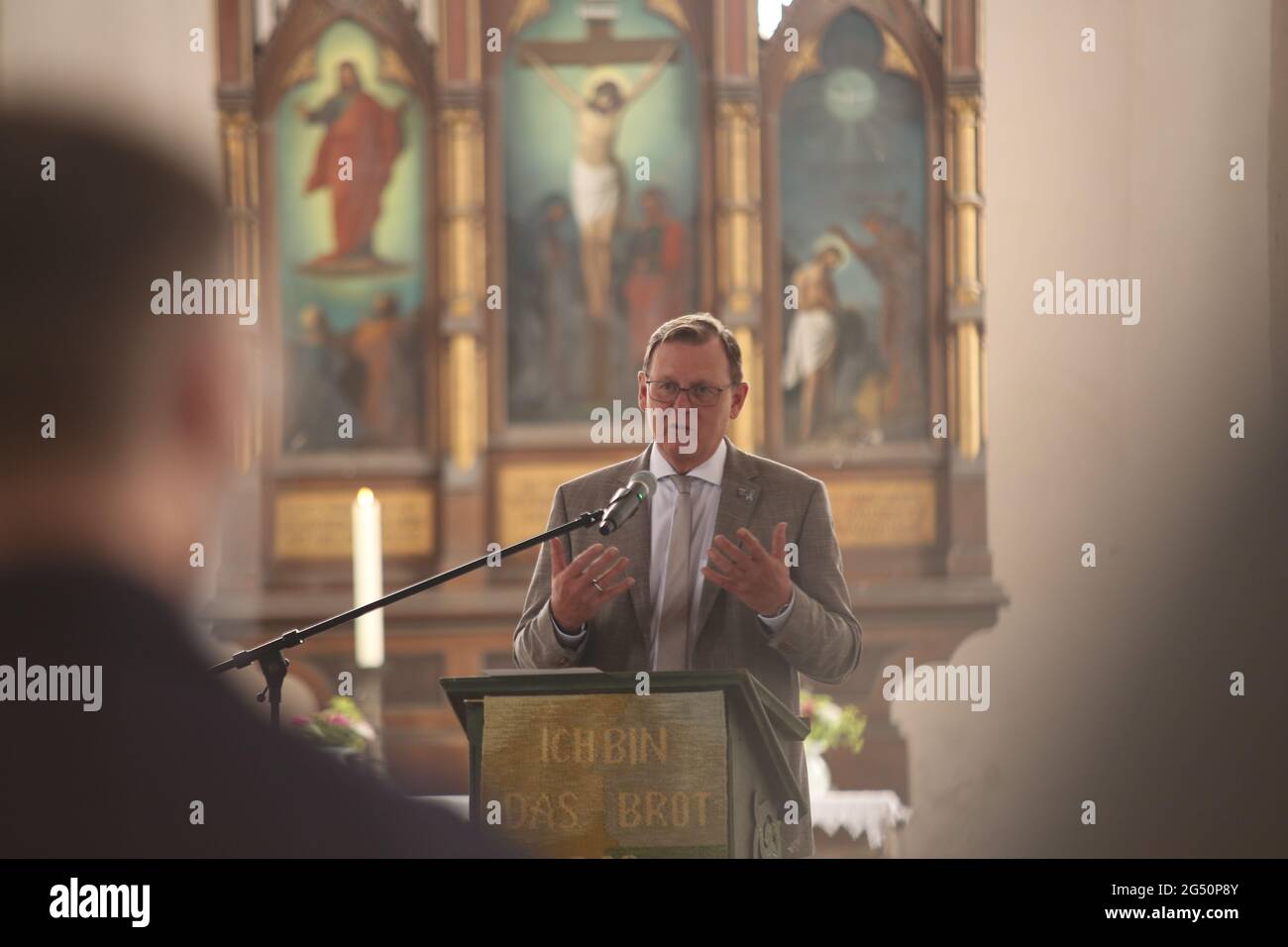 Ellrich, Deutschland. Juni 2021. Der Ministerpräsident Thüringens, Bodo Ramelow (die Linke), spricht in der St. Johannis-Kirche. Blick auf die St. Johannis Kirche. Für den Wiederaufbau des Glockenturms übergab der Ministerpräsident von Thüringen am selben Tag einen Zuschussscheck in Höhe von 3.1 Millionen Euro. Der Glockenturm soll bis 2024 errichtet werden. Der alte Turm wurde Anfang des 20. Jahrhunderts einem Blitzschlag zum Opfer gefallen. Es wurde wieder aufgebaut, musste aber zu DDR-Zeiten wegen Verfall abgerissen werden. Quelle: Matthias Bein/dpa-Zentralbild/ZB/dpa/Alamy Live News Stockfoto