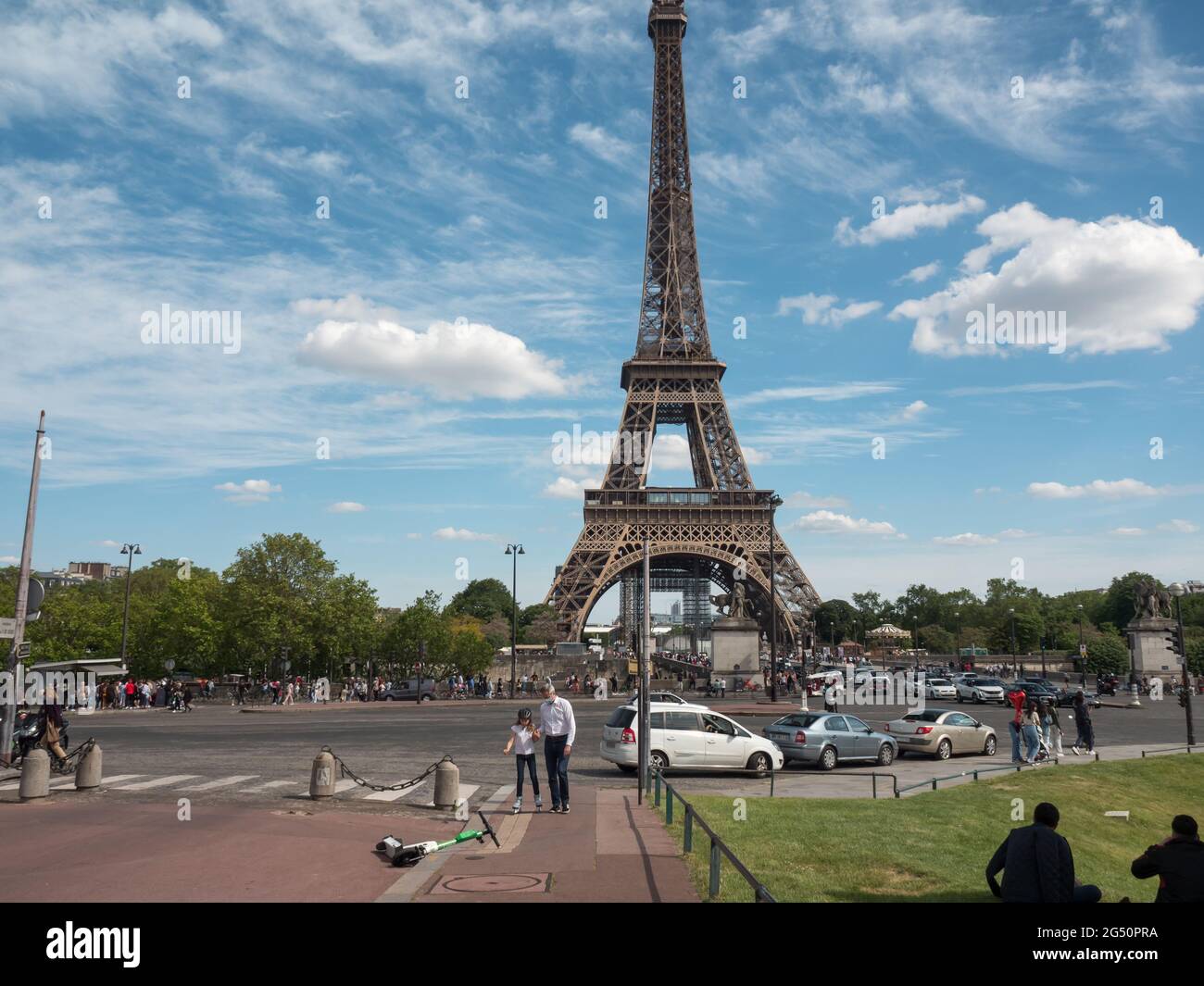 Paris, Frankreich, Mai 2021. Alltag in den Straßen von Paris mit dem Eiffelturm im Hintergrund Stockfoto