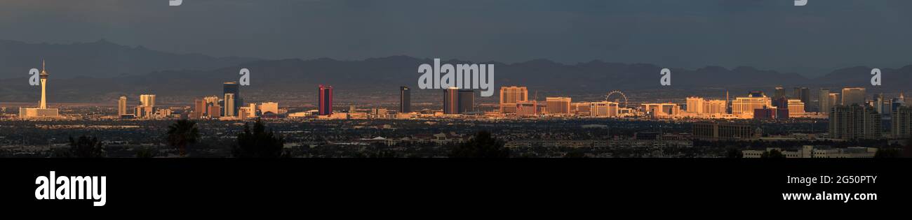 Las Vegas, Nevada, USA. Juni 2021. Ein zusammengesetztes Panoramabild aus der ganzen Stadt zeigt die Resorts World Las Vegas (roter Turm) entlang des Las Vegas Strip am 23. Juni 2021 in Las Vegas, Nevada. Die Eröffnung des Konzessionsgebiets der Genting Group ist für den 24. Juni 2021 auf dem ehemaligen Gelände des Stardust Resort & Casino geplant. Das 4 Milliarden Dollar teure Resort ist das erste neue Resort, das seit der Eröffnung der Cosmopolitan of Las Vegas im Jahr 2010 auf dem Las Vegas Strip errichtet wurde und das teuerste Hotel sein wird, das je in Las Vegas entwickelt wurde. Es wird über drei Türme mit 3,500 Gästezimmern und Suiten verfügen, A 117, 00 Stockfoto