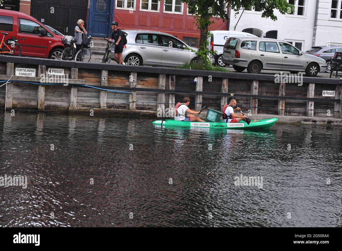 Kopenhagen, Dänemark. 24. Juni 2021,Green Kayak holt Abfall und Müll vom Kanal Christianhavn auf der Insel Amager in der dänischen Hauptstadt ab. (Foto..Fra Stockfoto