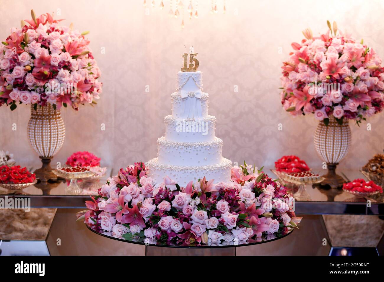 Weißer Partykuchen, 15th Geburtstag, mit silberner Nummer fünfzehn, weißer Kuchen, 15 Jahre alter Geburtstagskuchen Stockfoto