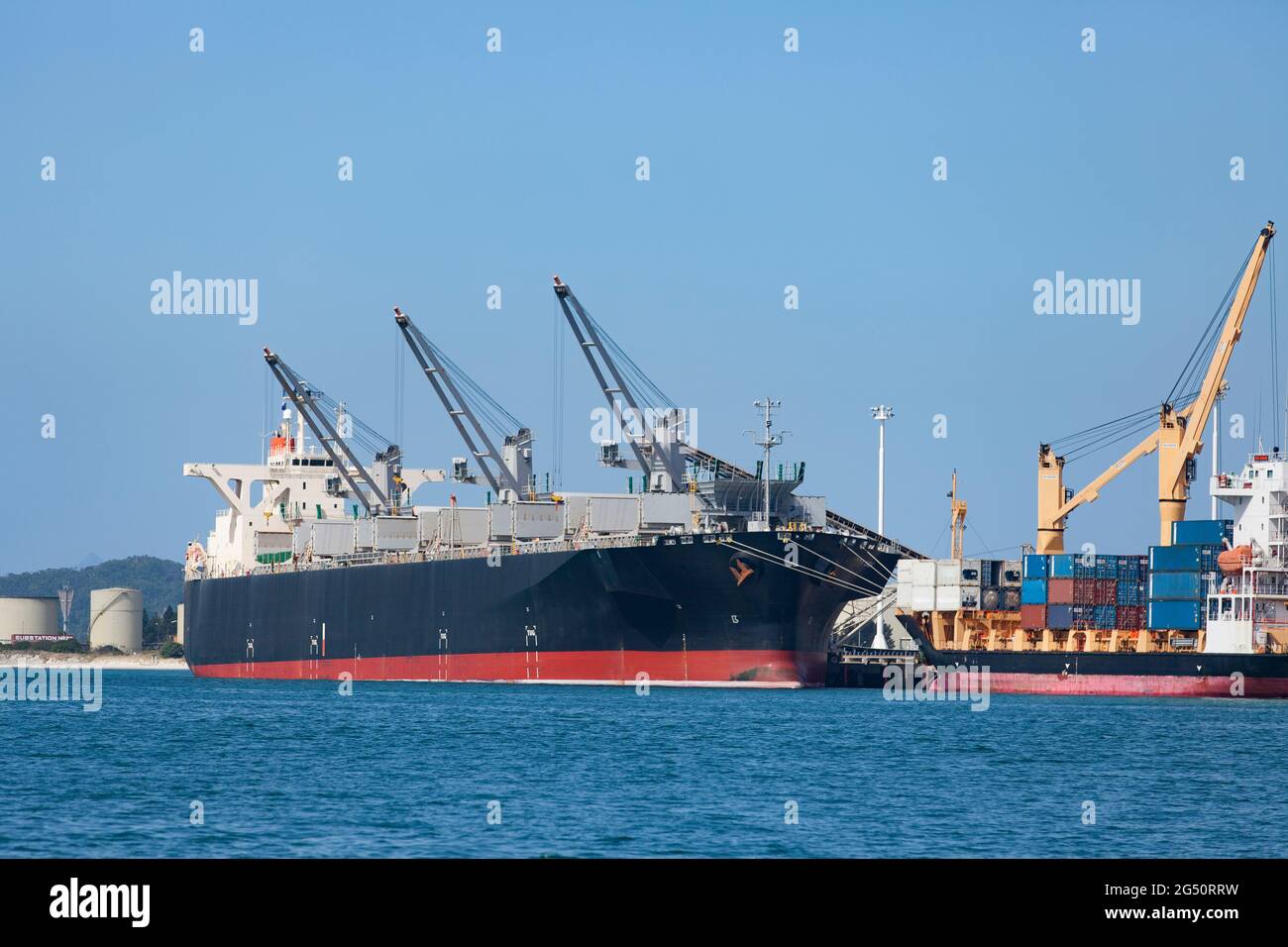 Massengutfrachterschaft im Pazifik-Hafen von Marsden Point, Neuseeland Stockfoto