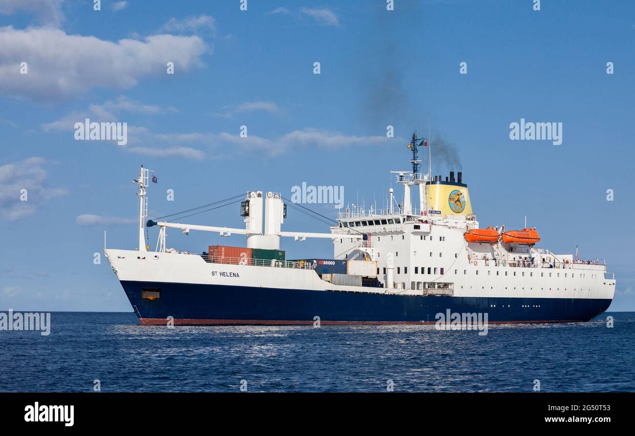 Versorgungsschiff St. Helena vor Anker auf St. Helena Island, Südatlantik Stockfoto