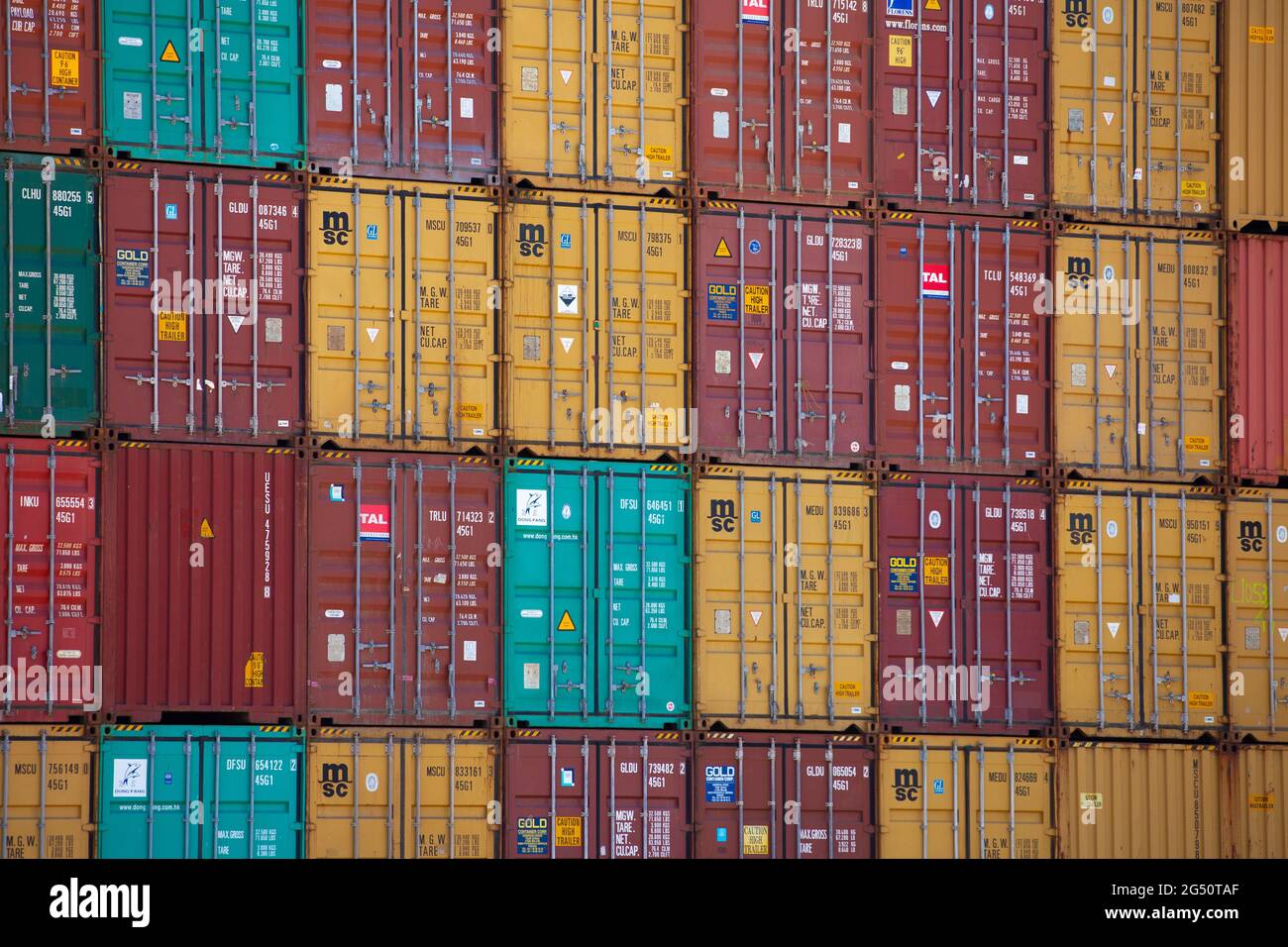 Stapel von Überseecontainern im Hafen von Kapstadt, Südafrika Stockfoto