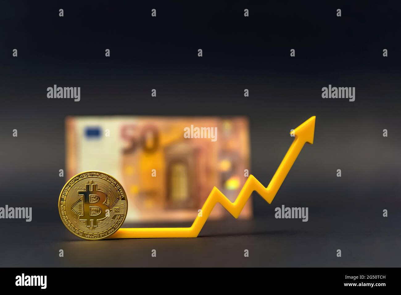 Bitcoin-Preis, Kryptowährungswert. Bitcoin-Münze auf dem Hintergrund einer 50-Euro-Banknote, auf schwarzem Hintergrund. Stockfoto