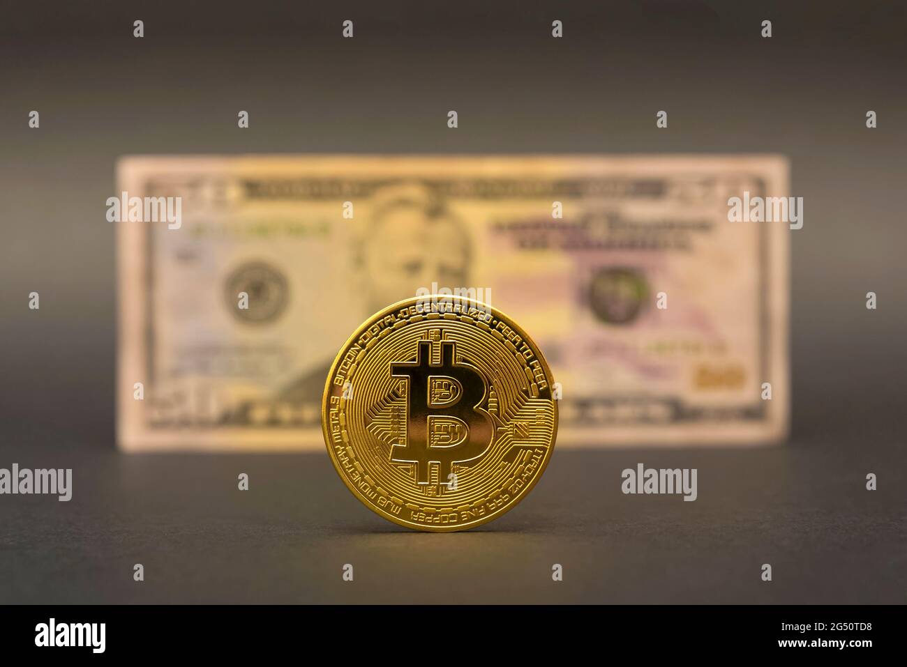 Bitcoin-Preis, Kryptowährungswert. Bitcoin-Münze auf dem Hintergrund einer 50-Dollar-Banknote, auf schwarzem Hintergrund. Stockfoto
