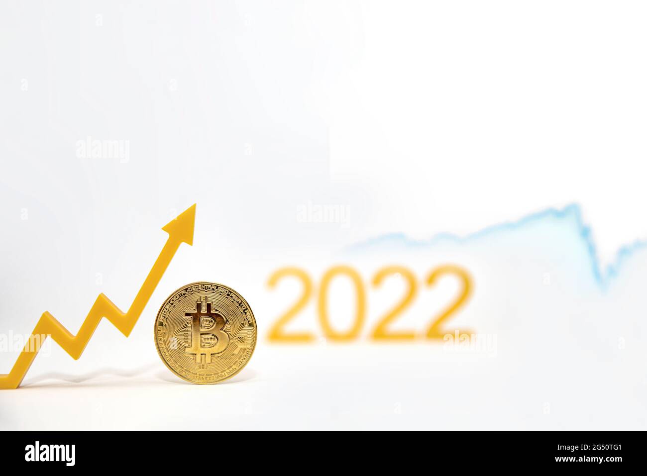 Bitcoin. Bitcoin-Preis im Jahr 2022. Beliebter Kryptowährungskurs. Die Bitcoin-Münze auf dem Kursdiagramm zeigt nach oben vor einem weißen Hintergrund Stockfoto
