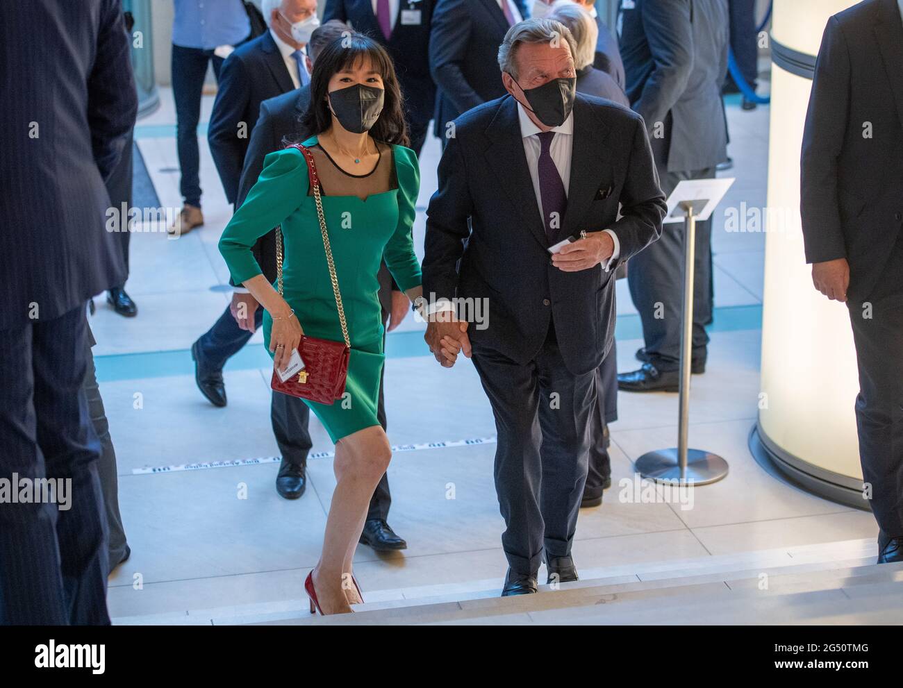 Berlin, Deutschland. Juni 2021. Der ehemalige Bundeskanzler Gerhard Schröder und seine Frau Soyeon Schröder-Kim nehmen an der Verleihung des Deutschen Elite-Mittelstandspreises Teil. Quelle: Christophe Gateau/dpa/Alamy Live News Stockfoto