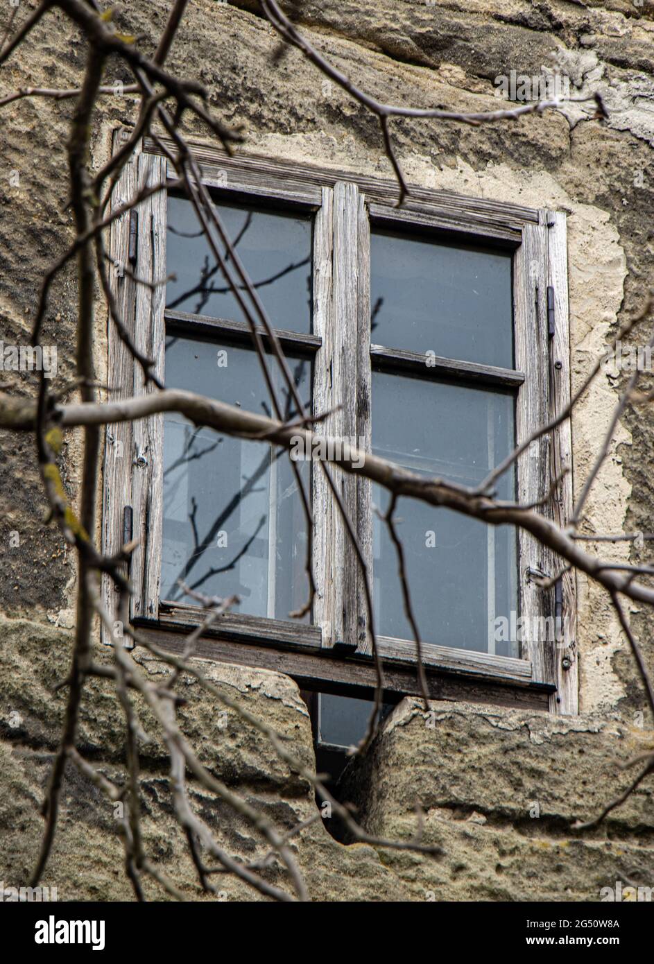 Ein altes Fenster in der Steinfassade eines historischen Hauses, bekannt als das Haus des Alchemisten, Tschechien Stockfoto