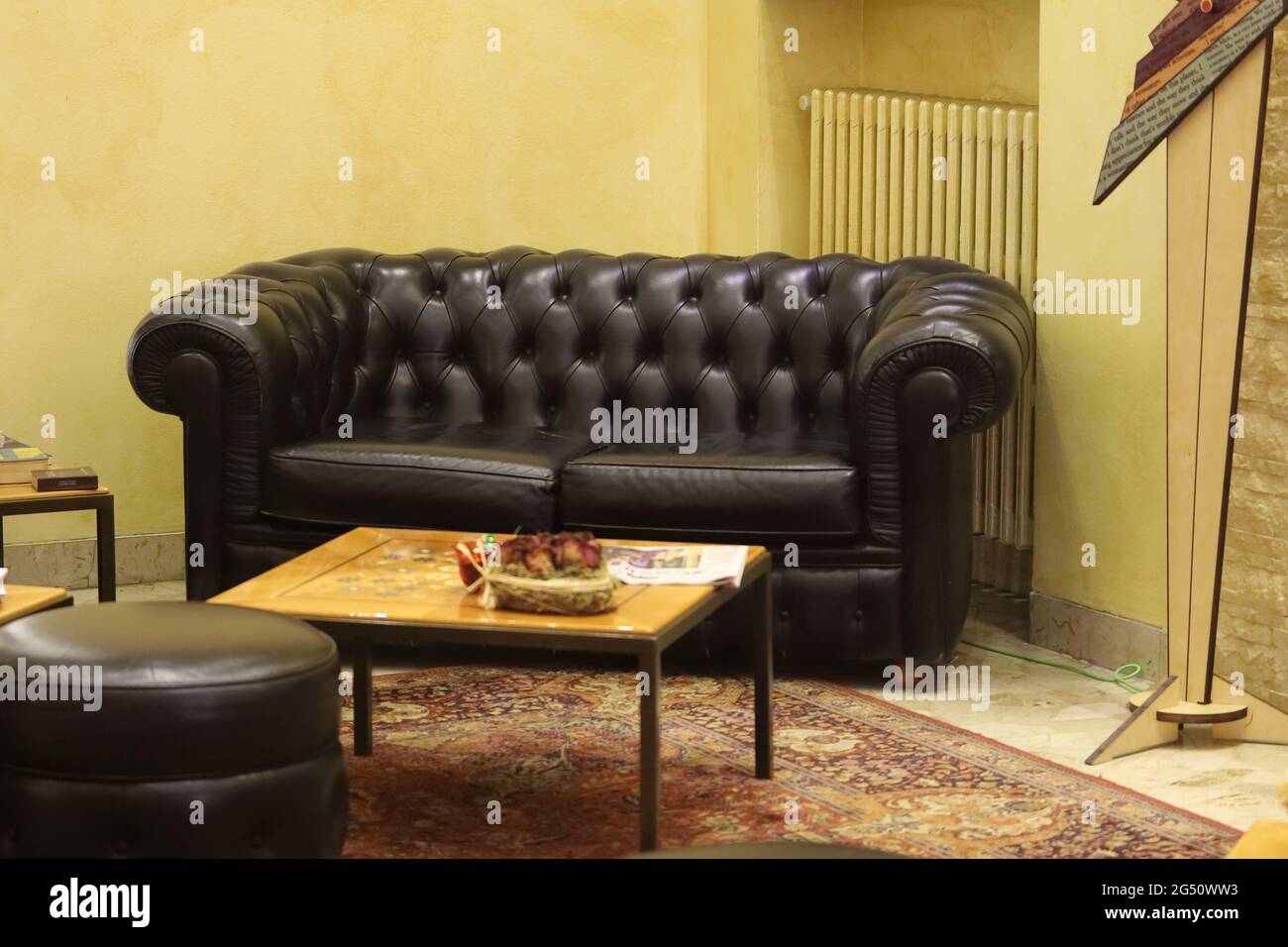 Traditionelle Chesterfield Sofa Couch mit einem kleinen Vintage quadratischen Tisch Stockfoto