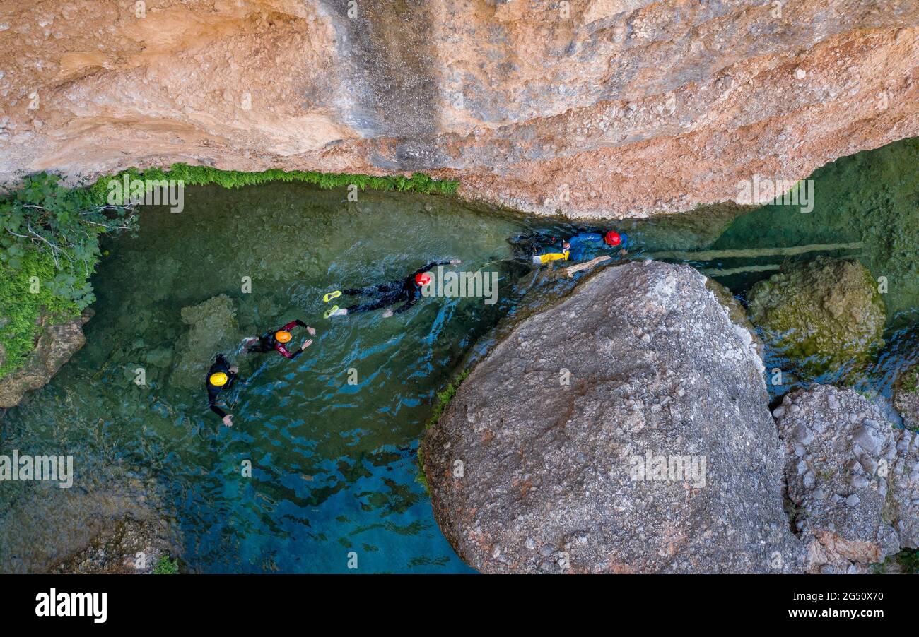 Luftbild des Canyoning im Canaletes-Fluss (Naturpark Els Ports, Tarragona, Katalonien, Spanien) ESP: Foto aérea de la bajada en barranquismo Stockfoto