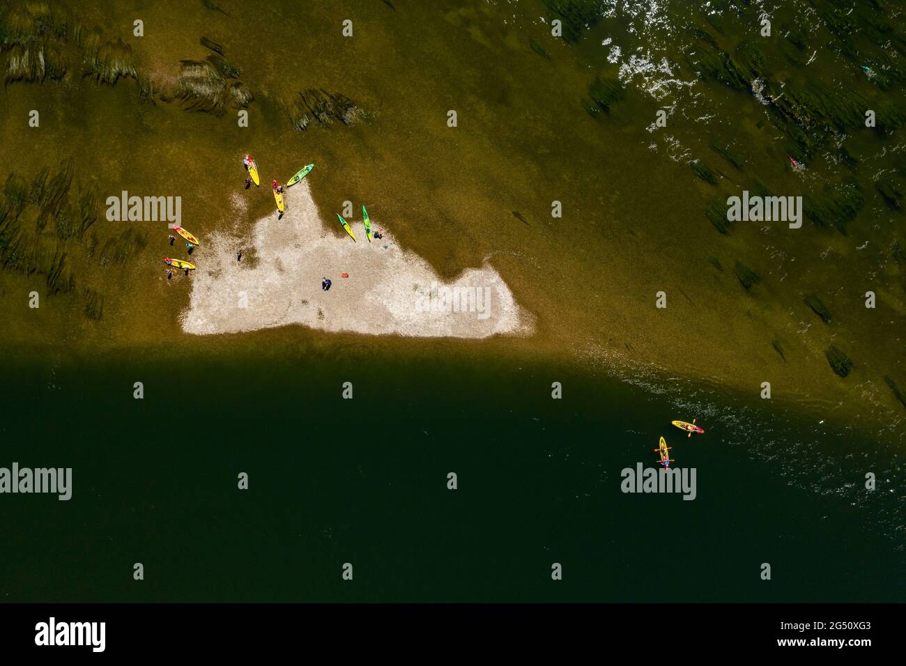Luftaufnahme einer Insel mit Kajak, die sich mitten im Ebro-Fluss bildet (Baix Ebre, Katalonien, Spanien) ESP: Vistas aéreas de una isla en el Ebro Stockfoto