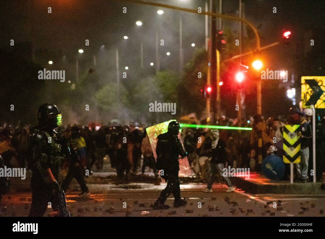 Bogota, Kolumbien. Juni 2021. Kolumbianische Bereitschaftspolizisten (ESMAD) setzen Tränengasgranaten und Kanister ein, um Demonstranten zu zerstreuen, während die Demonstrationen zu Zusammenstößen zwischen Demonstranten und der kolumbianischen Bereitschaftspolizei (ESMAD) im Norden Bogotas führen, Kolumbien am 22. juni, nachdem ein Demonstrator am 22. Juni 2021 bei Zusammenstößen mit der kolumbianischen Bereitschaftspolizei (ESMAD) in einem Fall wegen Polizeimissbrauchs starb. Kredit: Long Visual Press/Alamy Live Nachrichten Stockfoto