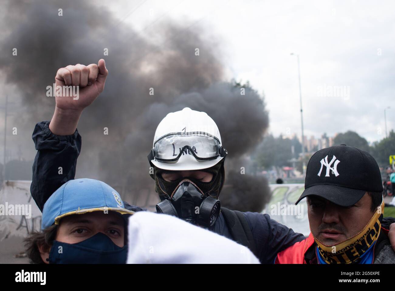 Bogota, Kolumbien. Juni 2021. Ein Demonstrator der Frontlinie „Primera Linea“ erhebt seine Faust, als am 22. juni im Norden Bogotas, Kolumbien, Demonstrationen stattfanden, nachdem ein Demonstranten am 22. Juni 2021 bei einem Polizeimissbrauch in einem Fall bei Zusammenstößen mit der kolumbianischen Bereitschaftspolizei (ESMAD) gestorben war. Kredit: Long Visual Press/Alamy Live Nachrichten Stockfoto