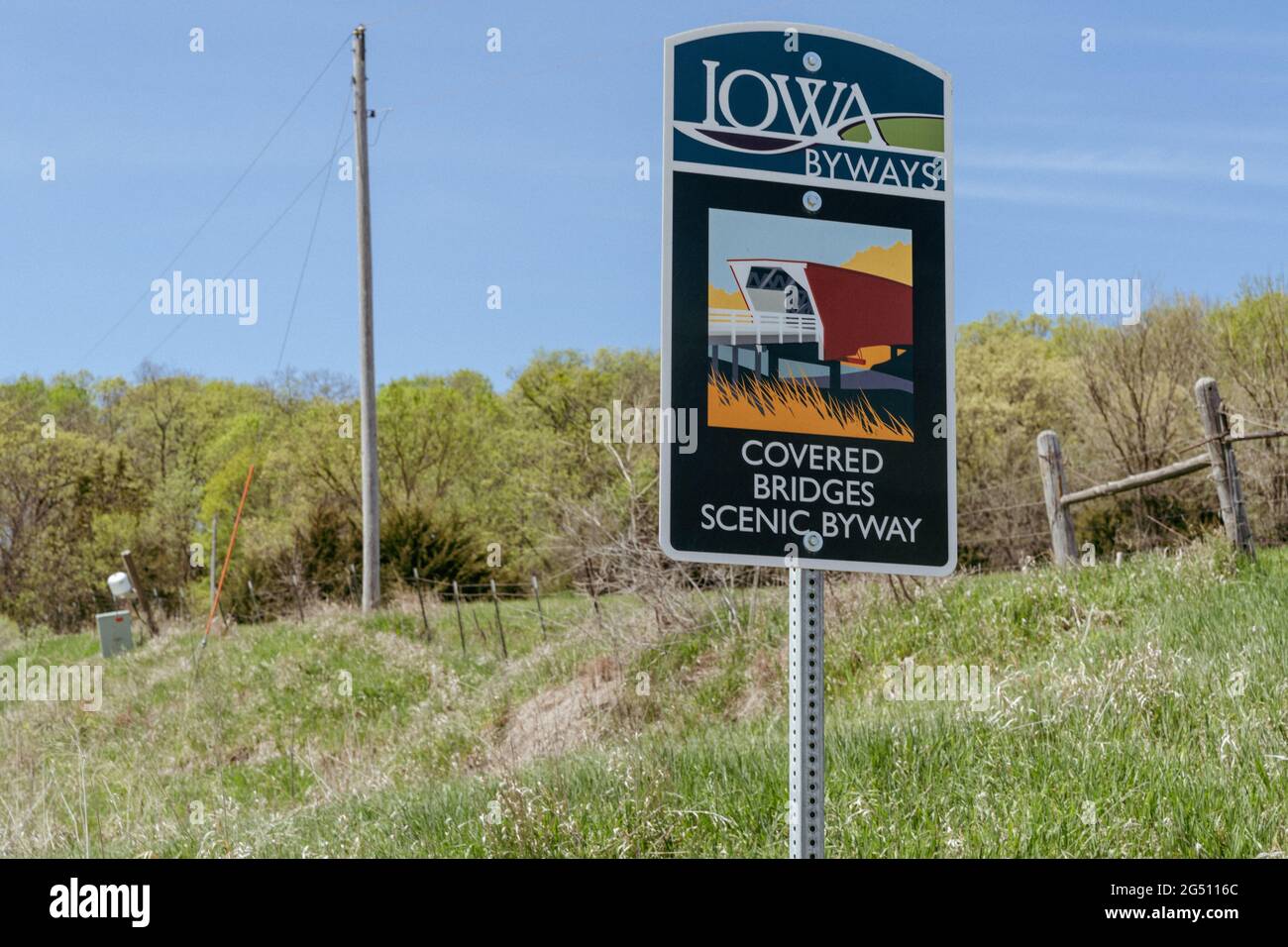 Winterset, Iowa - 4. Mai 2021: Zeichen für die Iowa Byways - Covered Bridges Scenic Byway Stockfoto