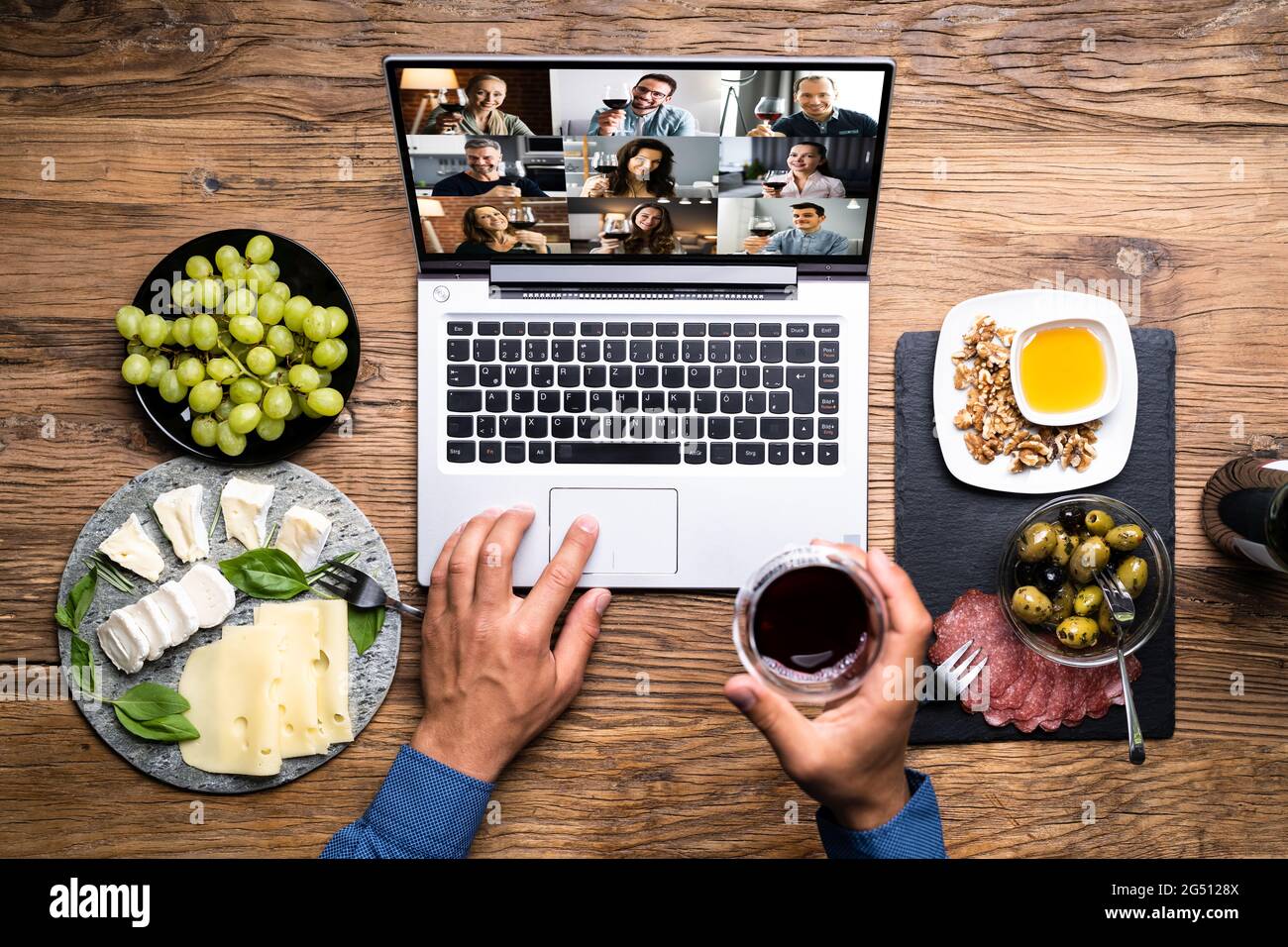 Digitale Weinverkostung Virtuelle Dinner-Veranstaltung Mit Laptop Stockfoto
