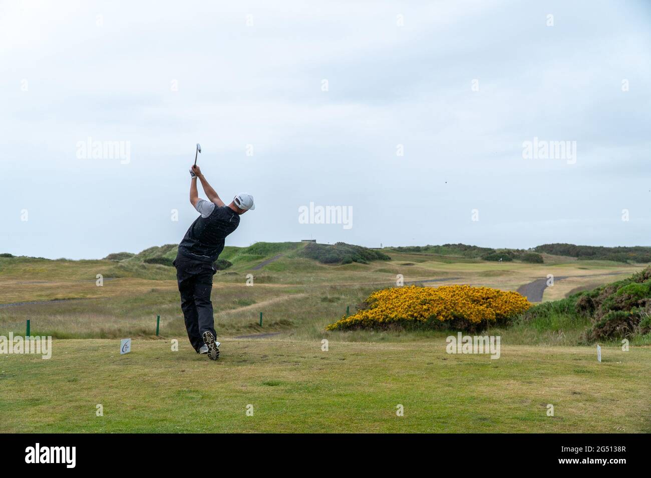 Montrose, Angus, Schottland, Großbritannien, 23. Juni 2021: In dieser Woche findet die PGA Europro Tour - die Eagle Orchid Scottish Masters - im Montrose Golf Links statt. Die Profis werden um einen Anteil am £49,235-Preisfonds spielen. Sam Broadhurst hat eine ausgezeichnete zweite Runde gespielt, mit einer 65, was zu seinem ersten Rundenergebnis von 63 hinzufügt, was ihn als Clubhaus-Leader auf -14 bringt, mit einer Runde vor dem Ende. (Sam Center), eine Pose, nachdem er sein T-Shirt getroffen hatte, schoss auf das 16. T-Shirt. (Kredit: Barry Nixon/Alamy Live News) Stockfoto