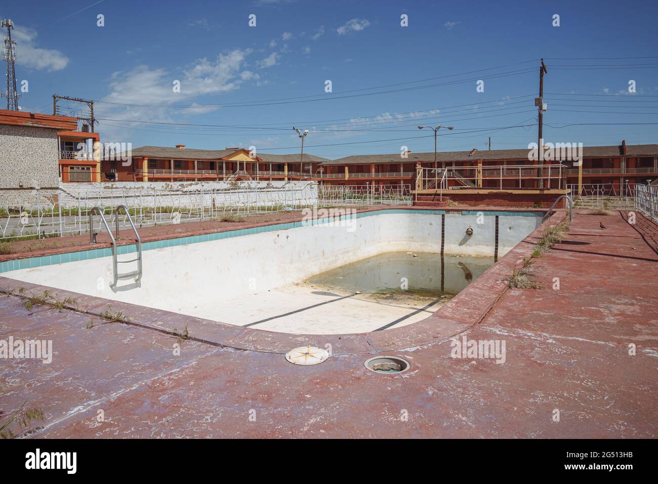 Clinton, Oklahoma - 6. Mai 2021: Schmutziger verlassene Außenpool in den Zimmern des Glancy Motels, jetzt verlassen, entlang der historischen US-Route 66 Stockfoto