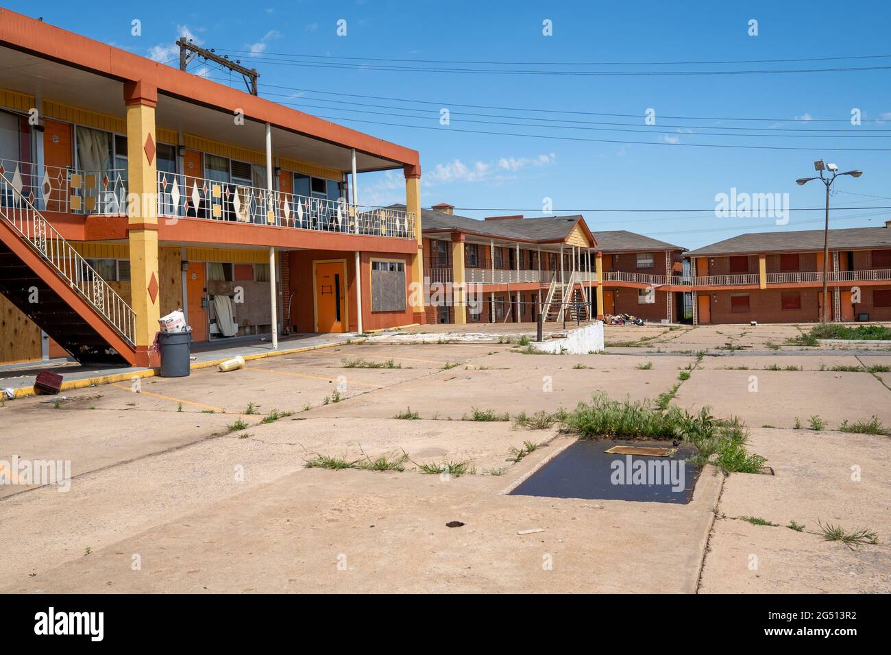 Clinton, Oklahoma - 6. Mai 2021: Eingang zum Glancy Motel, jetzt verlassen, entlang der historischen US-Route 66 Stockfoto