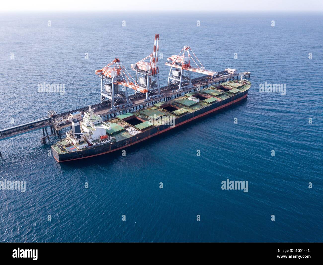Bulk-Containerschiff entlädt Kohle im Hafen des Kraftwerks. Stockfoto